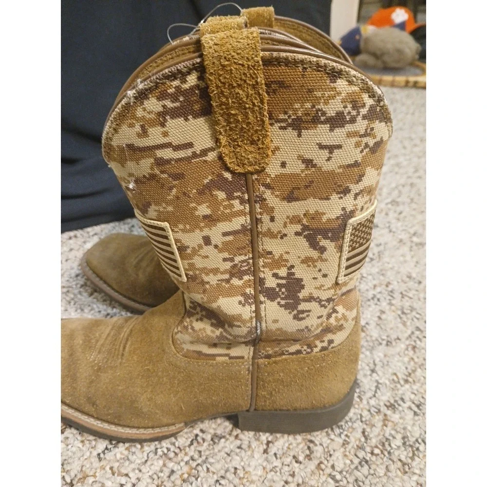 Ariat kid's‎ Boots Size 3.5- Patriot Western/Sand Camo Print
